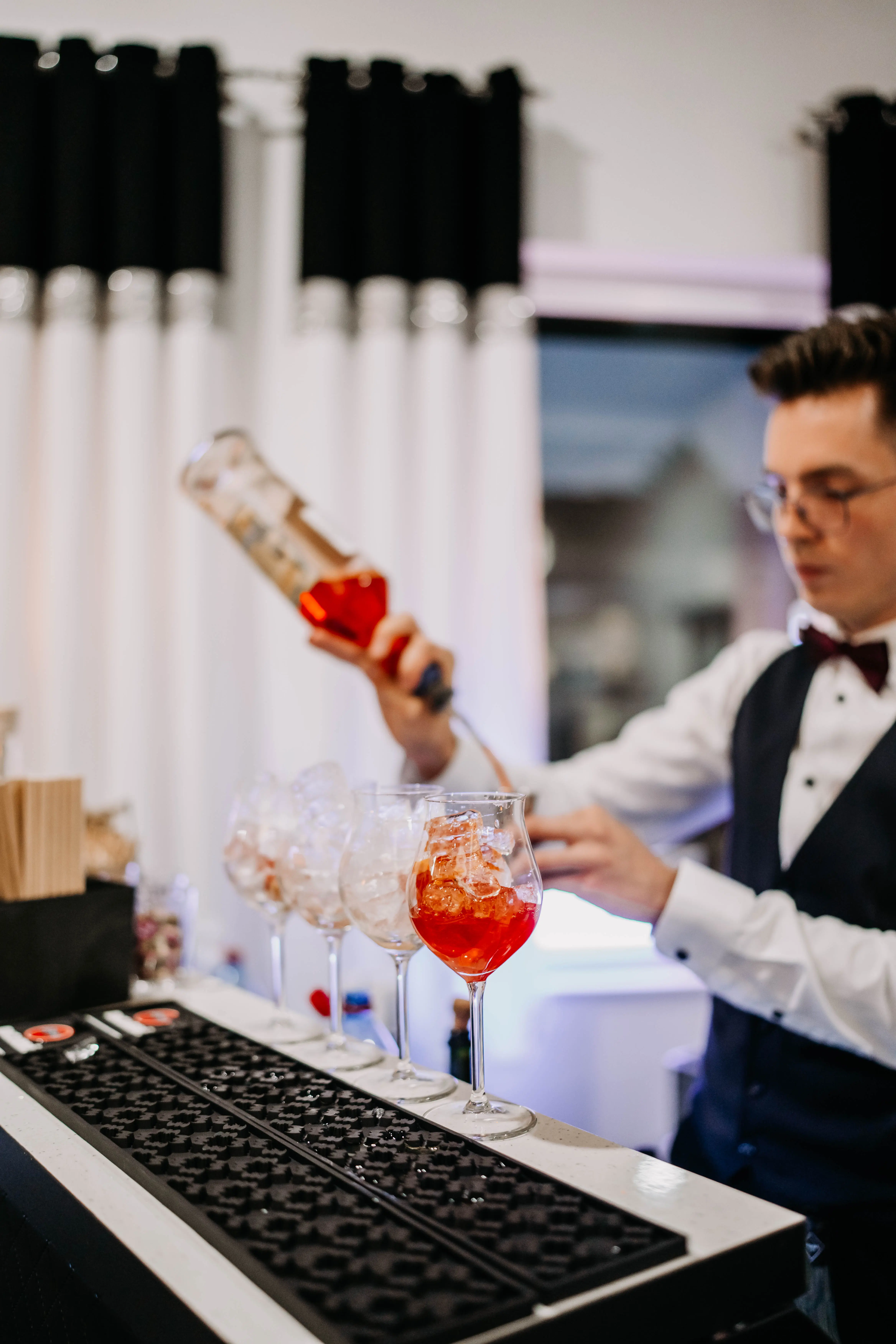 Goście weselni przy strefie drink baru Harmonika