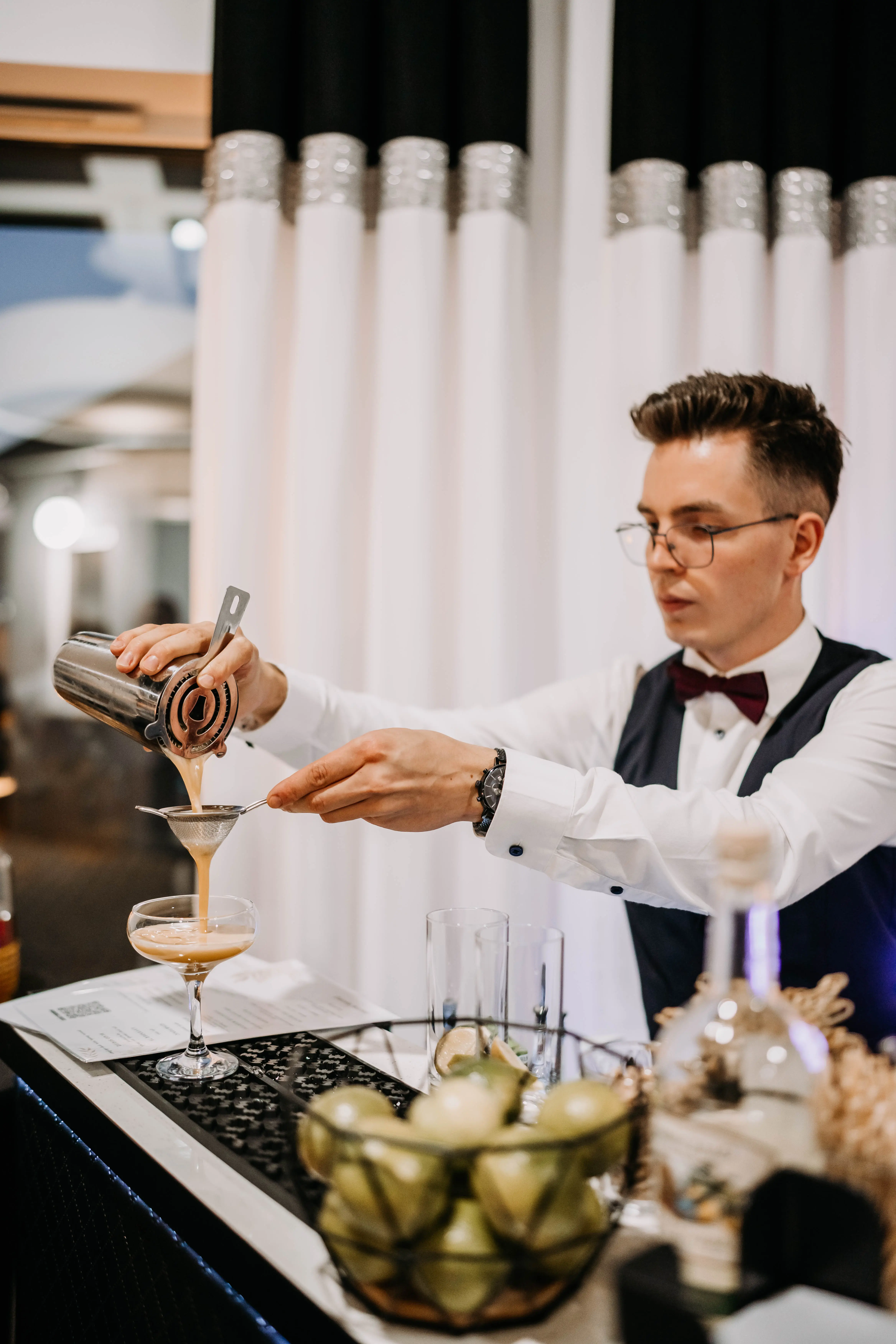 Para młoda przy drink barze - mobilny bar Harmonika na wesele