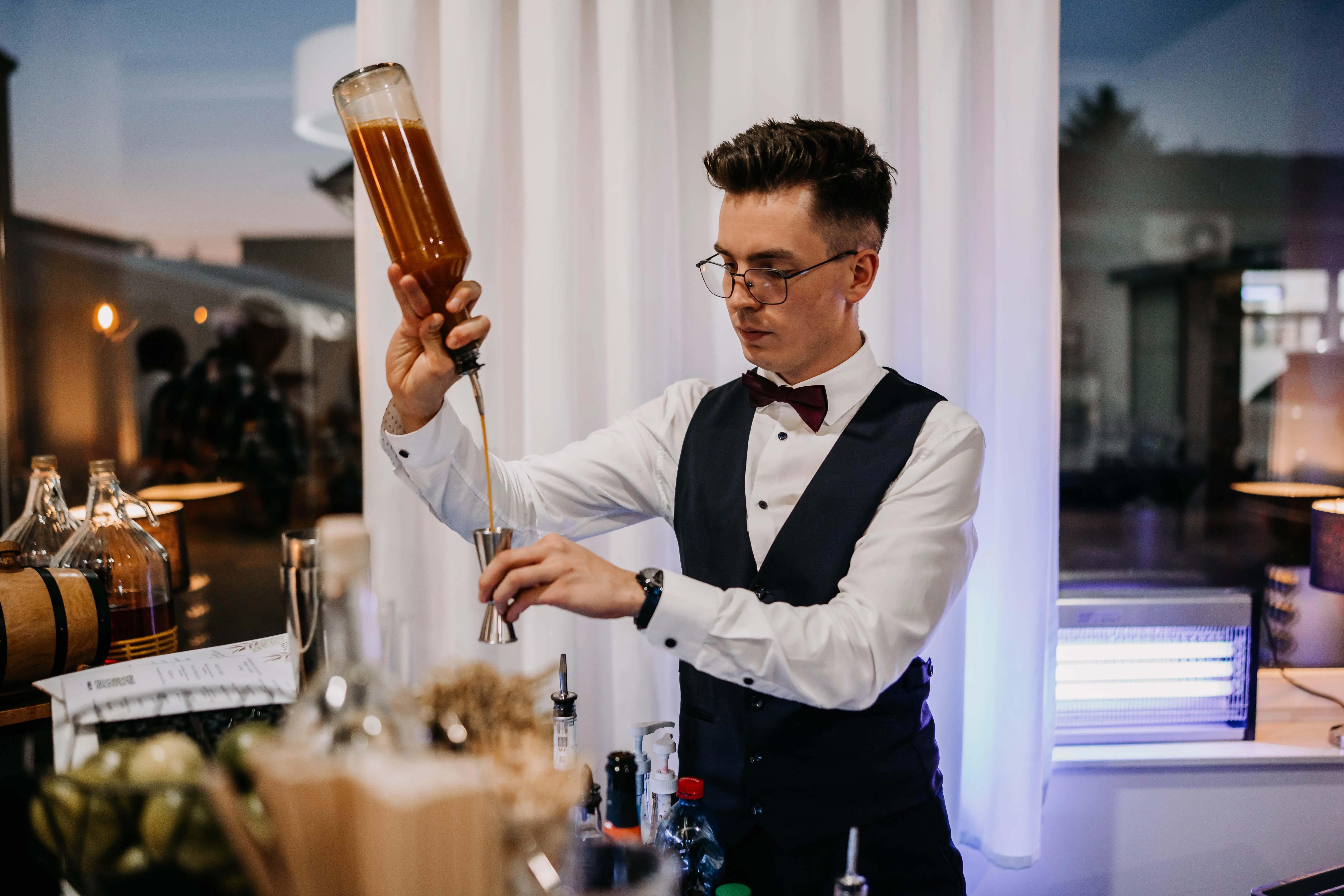 Drink bar Harmonika na weselu - atmosfera zabawy gości przy barze