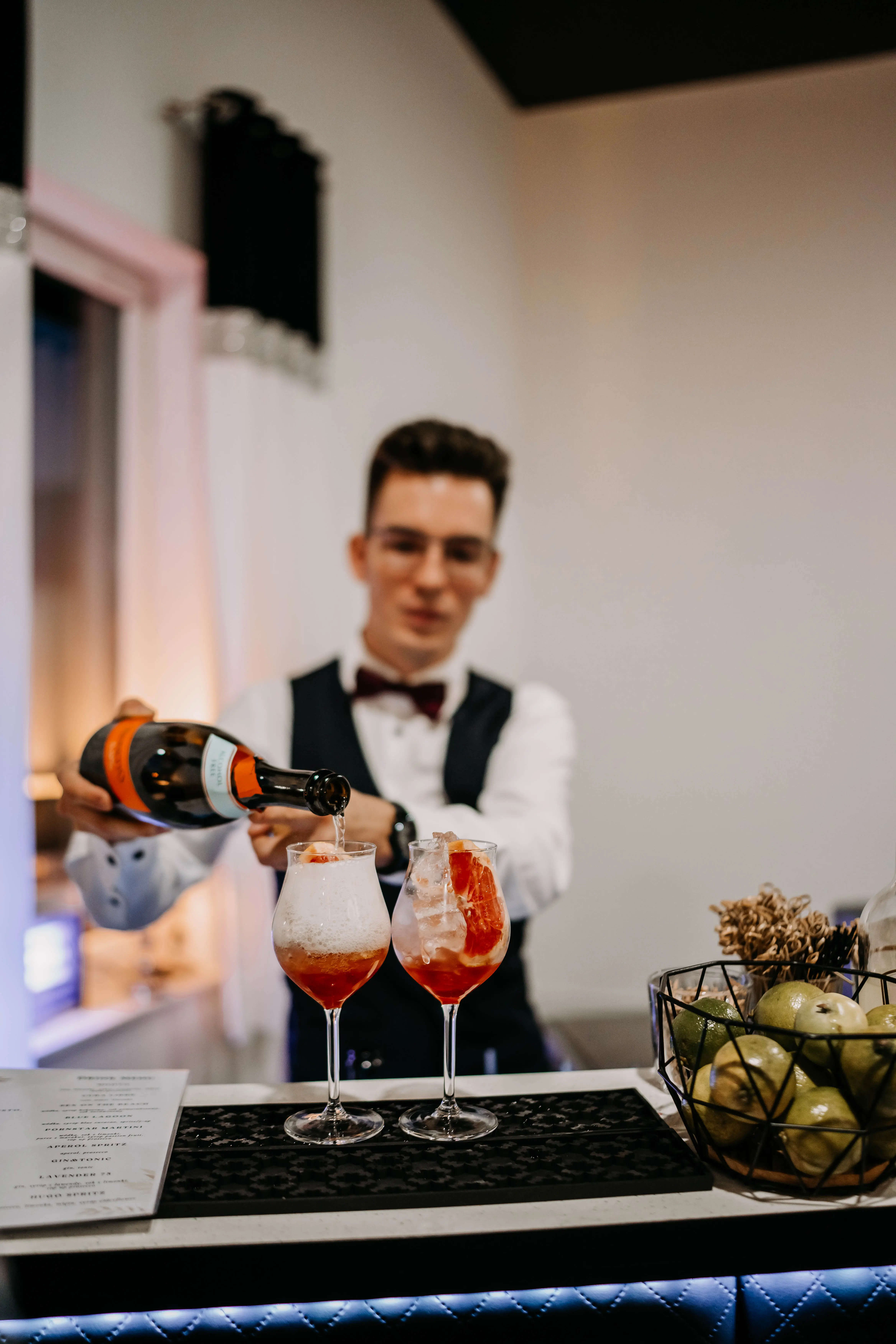 Zabawa gości weselnych przy mobilnym drink barze Harmonika