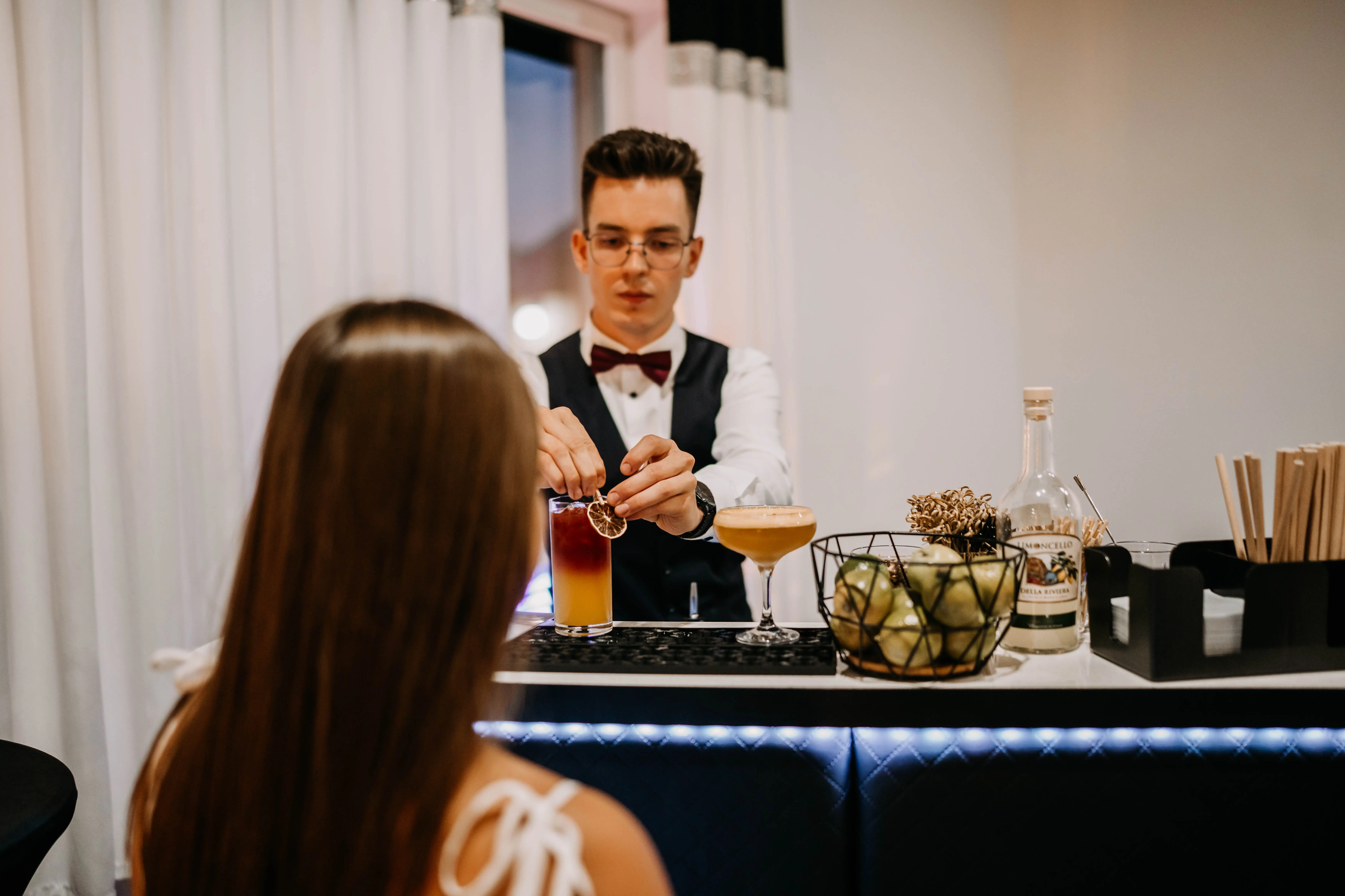 Barman Harmonika serwujący drinki - drink bar w akcji na weselu