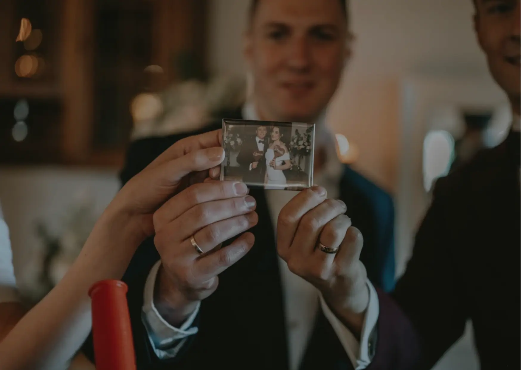 Personalizowane magnesy pamiątkowe z fotobudki — upominek dla gości weselnych